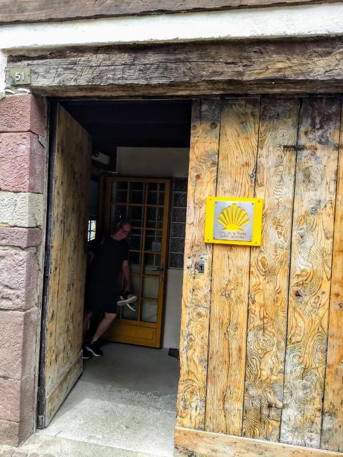 Gite De La Porte Saint Jacques: A Hostel For Pilgrims Exterior foto