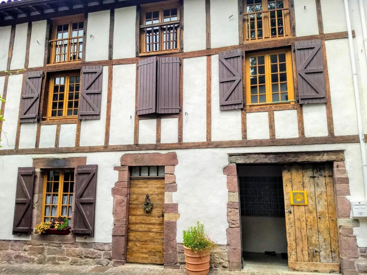 Gite De La Porte Saint Jacques: A Hostel For Pilgrims Exterior foto